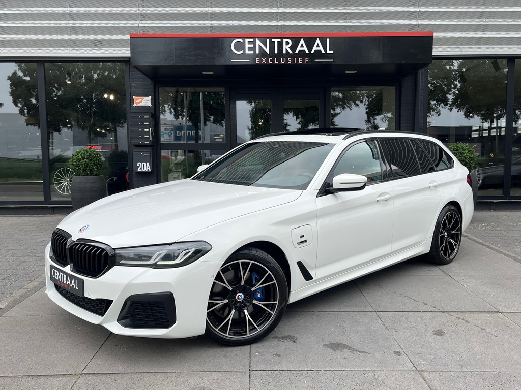 BMW 5 Serie Touring 530e xDrive High Exe M-Sport – Pano – Camera – Leder – Ambient Light – Carplay – Navi – 292PK