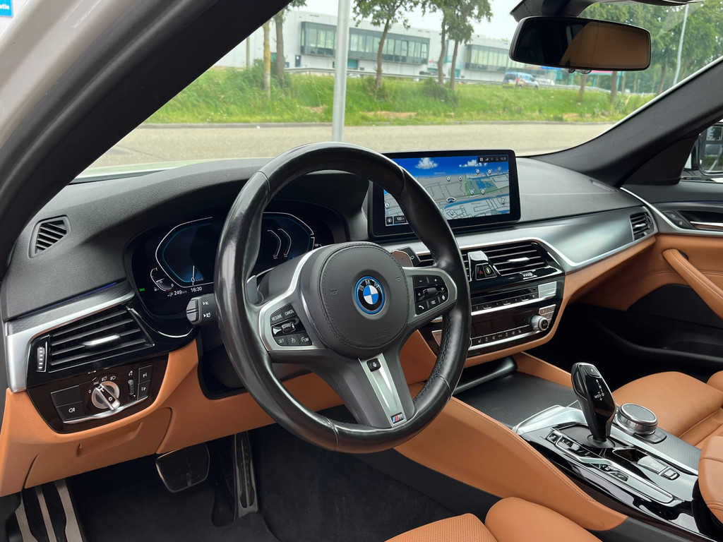 BMW 5 Serie Touring 530e xDrive High Exe M-Sport – Pano – Camera – Leder – Ambient Light – Carplay – Navi – 292PK - Afbeelding 25