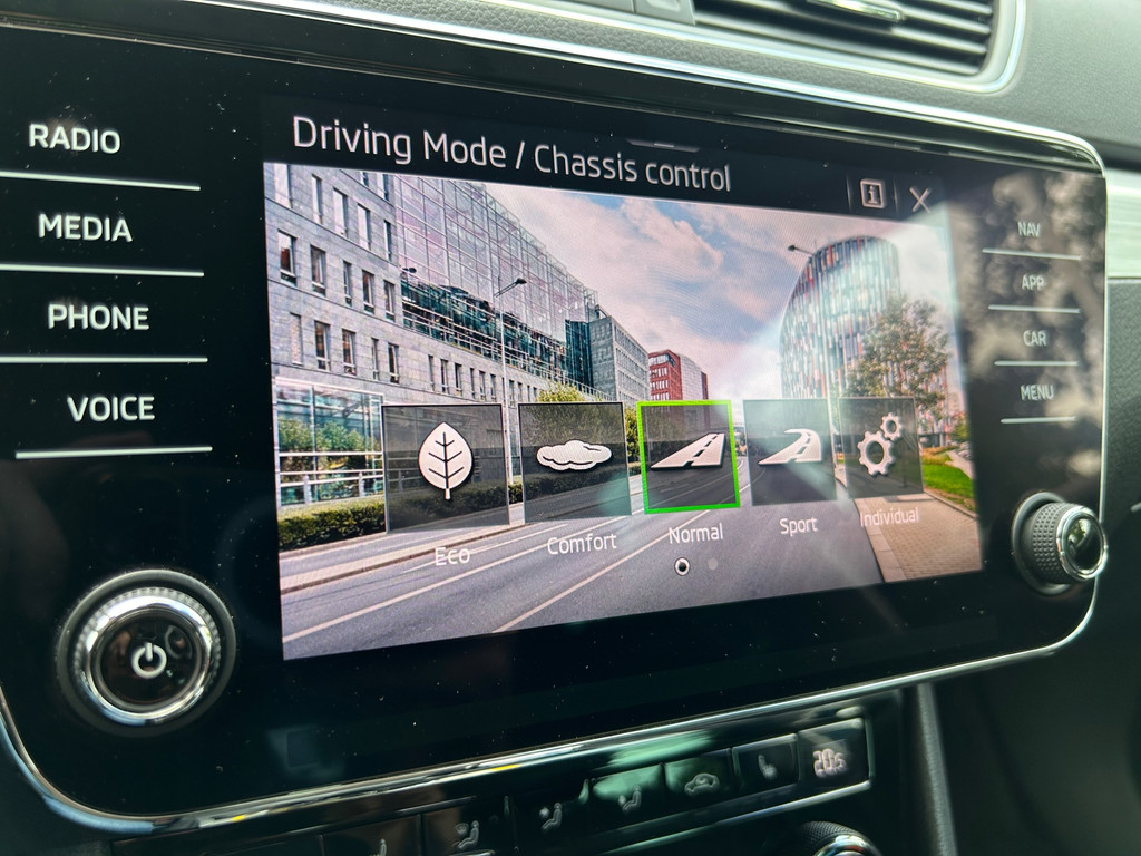 Škoda Superb Combi 1.4 TSI iV Business Edition Plus – ACC – Camera – Keyless – Carplay – Stoelverwarming – 218PK - Afbeelding 28